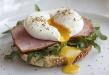 Eggs will be poached perfectly in 45 seconds with professional cook’s genius no-pan method